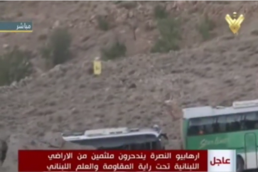 Un drone du Hezbollah brandissant le drapeau de la résistance survole les bus délogeant les terroristes d’al-Nosra du Jurd d’Ersal