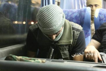 Photos des terroristes d’al-Nosra vaincus à bord des bus à destination d’Idleb