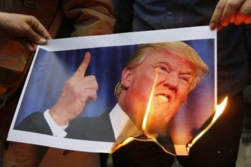 Iranians burn an image of US President Donald Trump during an anti-US demonstration outside the former US embassy headquarters in the capital Tehran on May 9, 2018.
Iranians reacted with a mix of sadness, resignation and defiance on May 9 to US President Donald Trump's withdrawal from the nuclear deal, with sharp divisions among officials on how best to respond.
For many, Trump's decision on Tuesday to pull out of the landmark nuclear deal marked the final death knell for the hope created when it was signed in 2015 that Iran might finally escape decades of isolation and US hostility.  / AFP PHOTO / ATTA KENARE