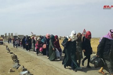 Les déplacés syriens traversant le passage Abou al-Douhour depuis la province d'Idleb vers celle d'Alep