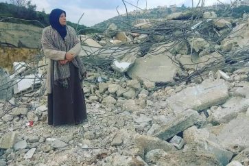 Mme Souheir Barghouti devant son domcile détruit par les forces d'occupation