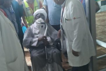 Cheikh Zakzaky accueilli par des médecins à son arrivée en Inde