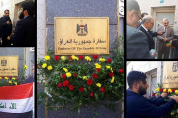 Des étudiants iraniens ont déposé un bouquet de fleur sur la façade de l'ambassade d'Irak à Téhéran, en réponse à ceux qui ont incendié la consultat d'Iran dans la ville irakienne de Najaf