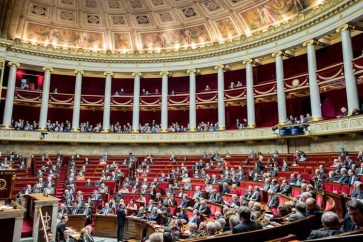 Chambre basse du Parlement français, l'Assemblé nationale, élue au suffrage universel direct, détient davantage de pouvoirs que la chambre haute, le Sénat