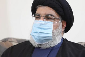 Sayed Hassan Nasrallah portant un masque