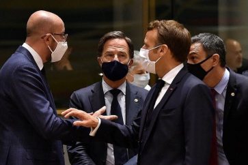 Le président du Conseil européen, Charles Michel, le Premier ministre néerlandais Mark Rutte et le président français Emmanuel Macron, lors du sommet historique. Photo John THYS/AFP