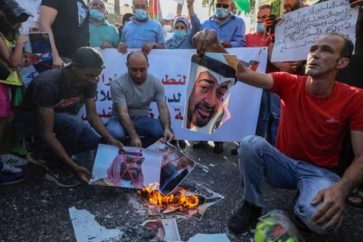 Les portraits des dirigeants saoudiens et émiratis brulés par des Palestiniens en colère