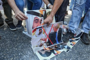 Des portraits du prince héritier émirati piétinés par des manifestants palestiniens