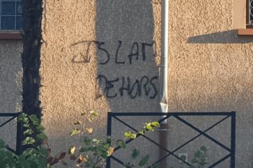 Des tags anti-islam sur les murs de la mosquée de Tarbes