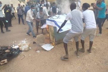 Des drapeaux israéliens brûlés à Khartoum
