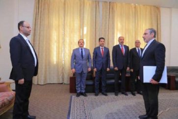 Le nouvel ambassadeur iranien a remis ses lettres de créances au président du Conseil suprême yéménite Mehdi al-Mashat.