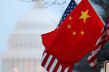 Drapeaux de la Chine et des USA