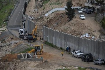 Mur de discrimination séparant la Cisjordanie des territoires occupés