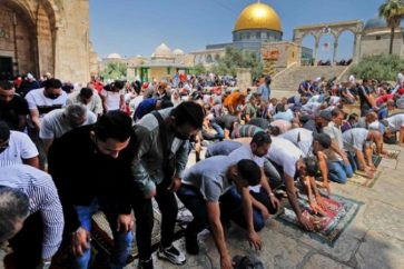 Depuis le début du mois de Ramadan, les jeunes palestiniens protestent contre leur interdiction de mener les prières dans l’esplanade des mosquées