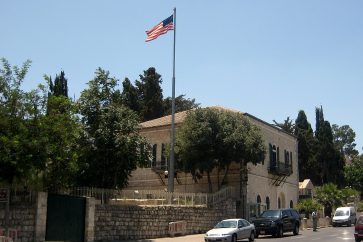 Le consulat US à Al-Qods a été fermé en 2019 par l'administration de l'ancien président Donald Trump qui a fusionné le consulat avec l'ambassade des USA après son transfert dans la ville sainte occupée.