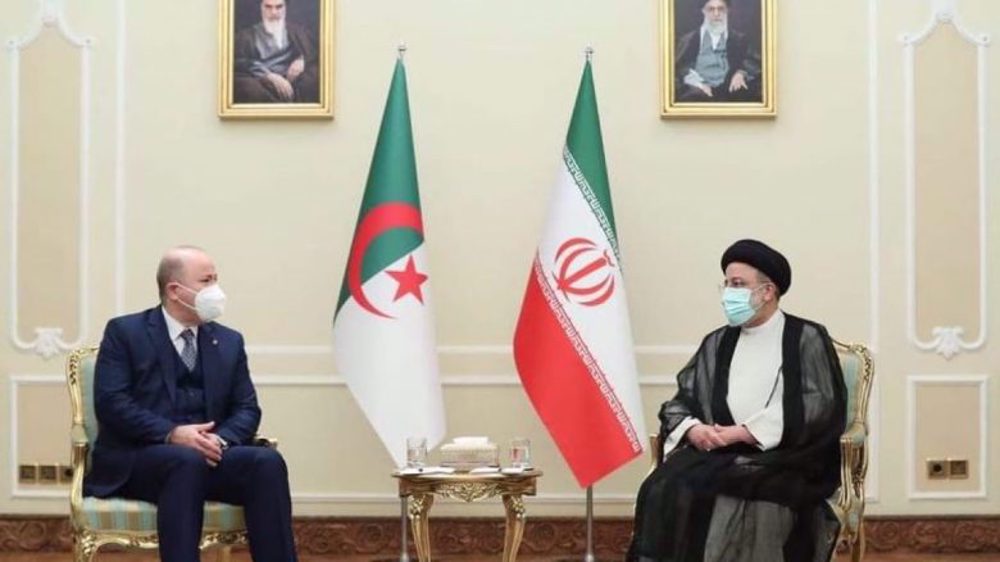 Le président iranien et le nouvel ambassadeur d'Algérie.