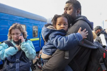 "Les Africains ont été contraints d'attendre que tous les Ukrainiens soient montés à bord des trains avant d'y être autorisés".
