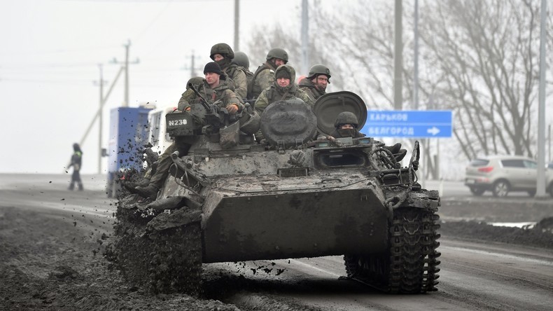 Un véhicule militaire sur une route près de la frontière avec l'Ukraine, dans la région russe de Belgorod, le 2 mars 2022 (image d'illustration).