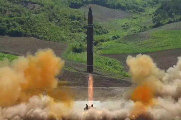 Les États-Unis et la Corée du Sud soupçonnent Pyongynag de se préparer à tirer un ICBM, le Hwasong-17, surnommé le "missile monstre".