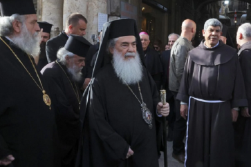 Le patriarche grec orthodoxe Théophile III (au centre) arrive pour une réunion avec d’autres chefs religieux à l’hôtel Petra, dans le quartier de la porte de Jaffa (AFP/Hazem Bader)