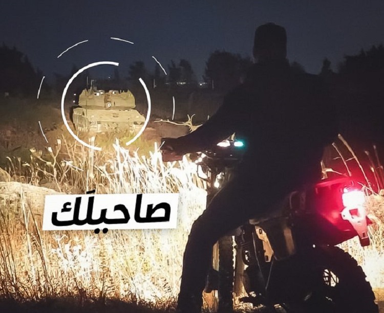 Un combattant du Hezbollah sur moto interdit à un char israélien de franchir la frontière.