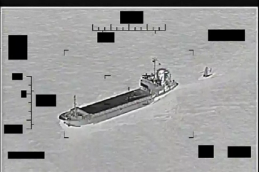 Une vue du navire de soutien Shahid Baziar de la marine du Corps des gardiens de la révolution islamique d'Iran et du navire de surface sans pilote Saildrone Explorer dans les eaux du golfe Persique (Reuters)