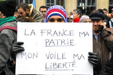 Une jeune française réclamant la liberté de porter son voile (Archives)