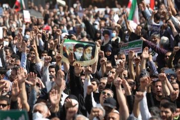 Des manifestants iraniens soutenant les autorités contre les émeutiers.