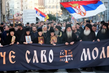 Depuis l’été, des manifestations de Serbes, popes orthodoxes et Croix en tête, réclamaient l’annulation de cet événement.