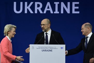 La présidente de la Commission européenne Ursula von der Leyen, le Premier ministre ukrainien Denys Shmyhal et le chancelier allemand Olaf Scholz, à la conférence pour la reconstruction de l'Ukraine à Berlin, le 25 octobre.