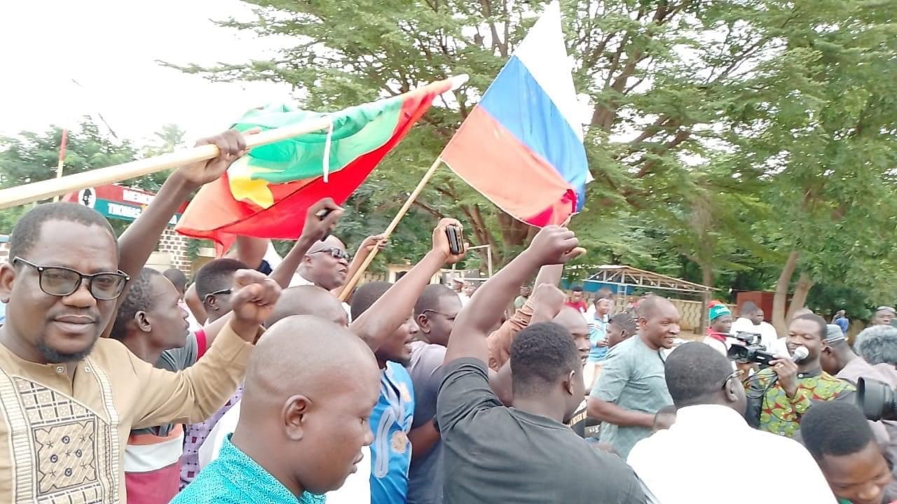 Des Burkinabés à Ouagadougou pour réclamer une coopération militaire avec la Russie et rejeter la présence militaire française au Sahel.