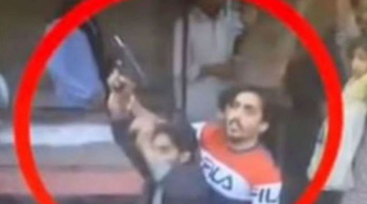 L'homme en T-shirt rouge a été présenté par les médias locaux pakistanais comme le sauveur d'Imran Khan. (Capture d'écran)