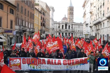 Les syndicats descendent dans la rue à Rome pour protester contre la vie chère et l’envoi d’armes à l’Ukraine, le 3 décembre 2022.