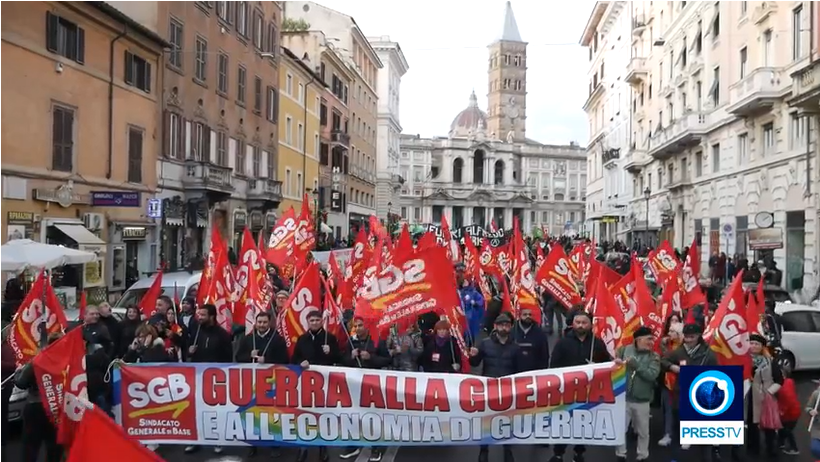 Les syndicats descendent dans la rue à Rome pour protester contre la vie chère et l’envoi d’armes à l’Ukraine, le 3 décembre 2022.