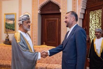 Le ministre iranien des Affaires étrangères Hossein Amir-Abdollahian et le sultan d'Oman Haitham bin Tariq, à Mascate.