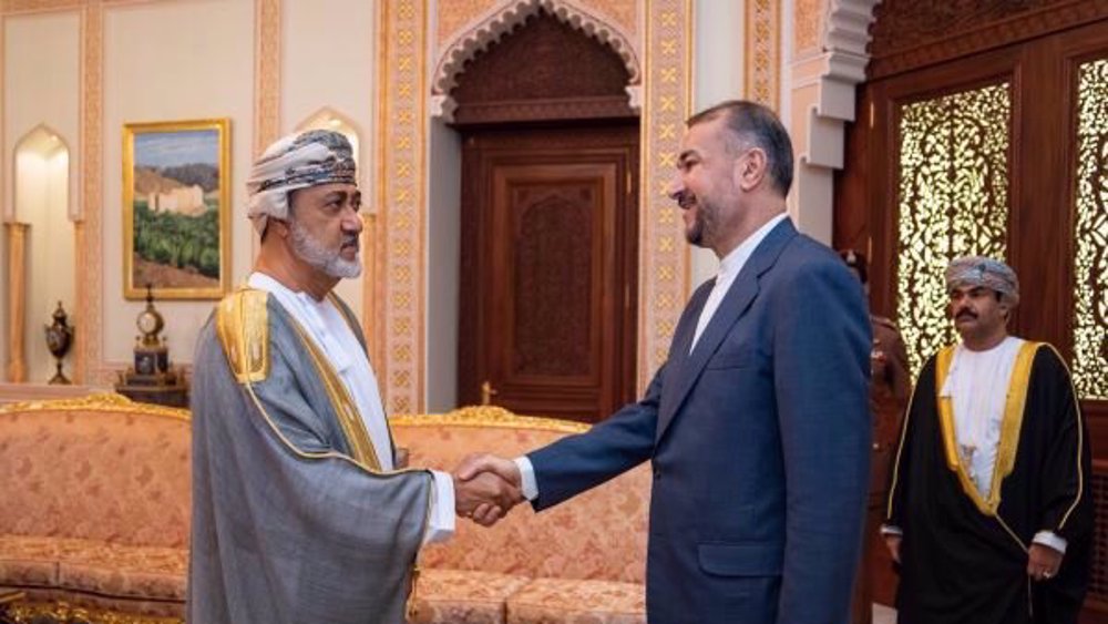 Le ministre iranien des Affaires étrangères Hossein Amir-Abdollahian et le sultan d'Oman Haitham bin Tariq, à Mascate.