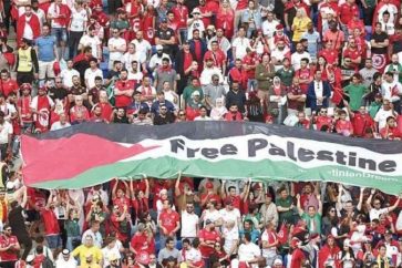 Mondial du Qatar: Des supporters tunisiens brandissant une banderole sur laquelle est inscrit 'Free Palestine'.
