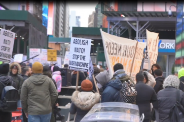 Des manifestants contre le financement de la guerre en Ukraine rassemblés à New York, le 14 janvier 2022.