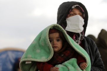 Une mère syrienne syrienne portant son bébé, après le séisme ayant frappé son pays, le 6 février 2023.