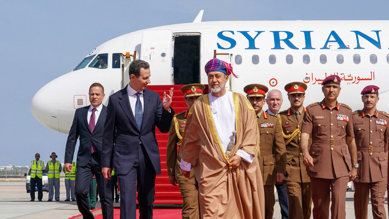 Le président Bachar al-Assad accueilli par le sultan Haitham ben Tariq à Mascate, le 20 février 2023.