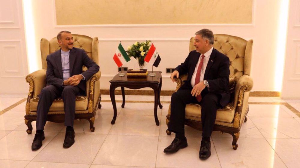 Le vice-ministre irakien des Affaires étrangères Hisham Al-Alawi (à droite) accueille le ministre iranien des Affaires étrangères Hossein Amir-Abdollahian à Bagdad le 22 février 2023.