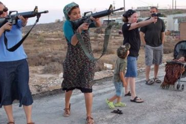 Des colons israéliens s'entrainant aux armes en Cisjordanie occupée (image d'illustration)