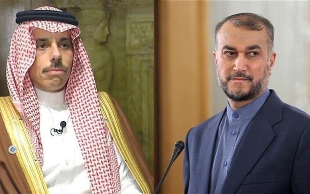Les chefs de la diplomatie saoudien et iranien Fayçal ben Farhane et Hossein Amir Abdollahian