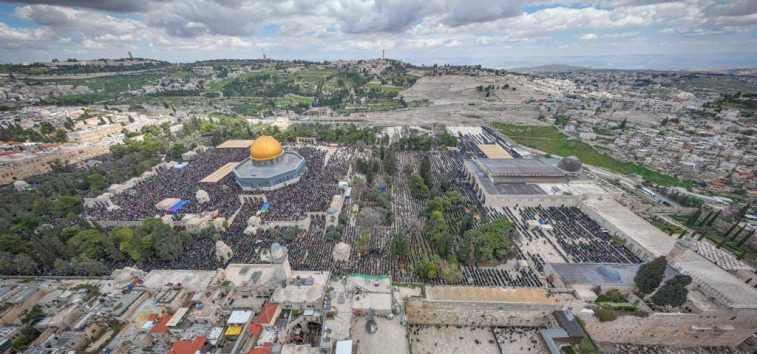 <a href="https://french.manartv.com.lb/2584573">Un quart de million ont prié à la mosquée al-Aqsa. Des rabbins veulent y sacrifier l’offrande de la Pâque juive. (Vidéos et photos)</a>
