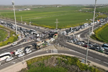 Les autoroutes entre Tel Aviv et AlQuds occupée ont été bloqués par les protestataires anti-Netanyahu.