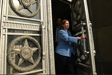 L'ambassadrice américaine en Russie, Lynne Tracy, quittant le siège du ministère russe des Affaires étrangères à Moscou. Photo : Getty Images / KIRILL KUDRYAVTSEV