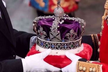 La couronne impériale de l'État arrive par l'entrée du souverain, avant l'ouverture officielle du Parlement, dans la Chambre des Lords du Parlement à Londres, en Grande-Bretagne, le 10 mai 2022. ©Reuters