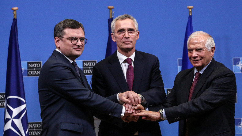 Dmytro Kuleba, ministre ukrainien des Affaires étrangères et Jens Stoltenberg, secrétaire général de l’OTAN ainsi que Josep Borrell, Haut représentant de l'Union européenne pour les affaires étrangères et la politique de sécurité, à Bruxelles le 21 février 2023. (Photo d’illustration).