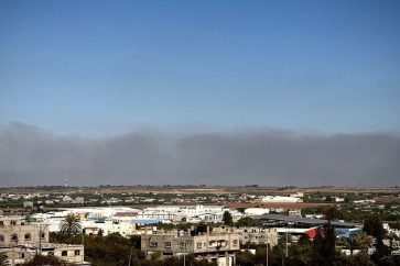 La fumée noire qui s'est dégagée de l'incendie causé par les roquettes des factions palestiniennes sur la colonie de Sederot