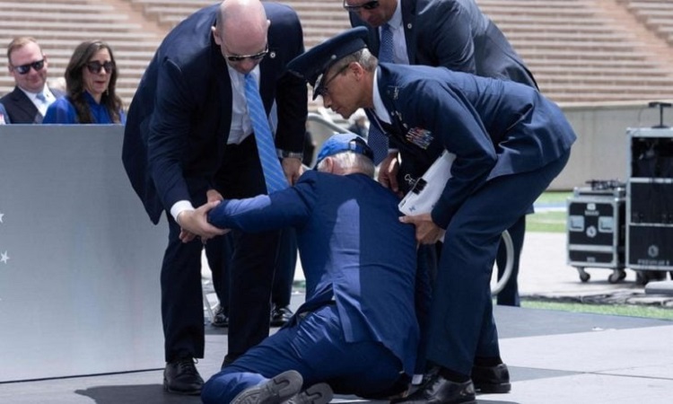 Biden est tombé vers l'avant, après avoir apparemment trébuché sur un sac noir.